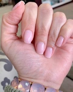 De minimal nail trend van 2023 Minimal nail trend