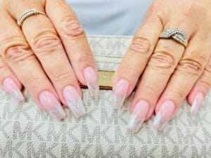 French manicure: 3 handige tips en leuke ideeën! 238965217 364293471840485 126004380743242972 n