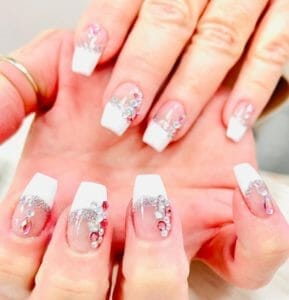 French manicure: 3 handige tips en leuke ideeën! 275200077 488650552703279 4628772309801062902 n 1