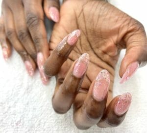 3 nieuwe tips voor roze gelnagels met glitter! 276977530 638689587226968 6130891338318537930 n 2