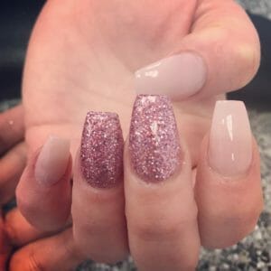 3 nieuwe tips voor roze gelnagels met glitter! 28153372 1648729768514192 1687115973376606208 n