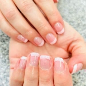 French manicure: 3 handige tips en leuke ideeën! 283078151 1635434140166670 412212178294234982 n 2