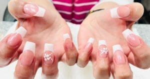 French manicure: 3 handige tips en leuke ideeën! 299437464 791068095400427 5675706086078378754 n 2