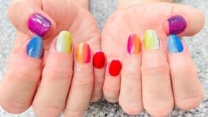 Felle en levendige gelnagel trends van 2023 Felle en levendige gelnagel trends