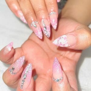 3 nieuwe tips voor roze gelnagels met glitter! 317872218 210256678104698 2709252723099249332 n