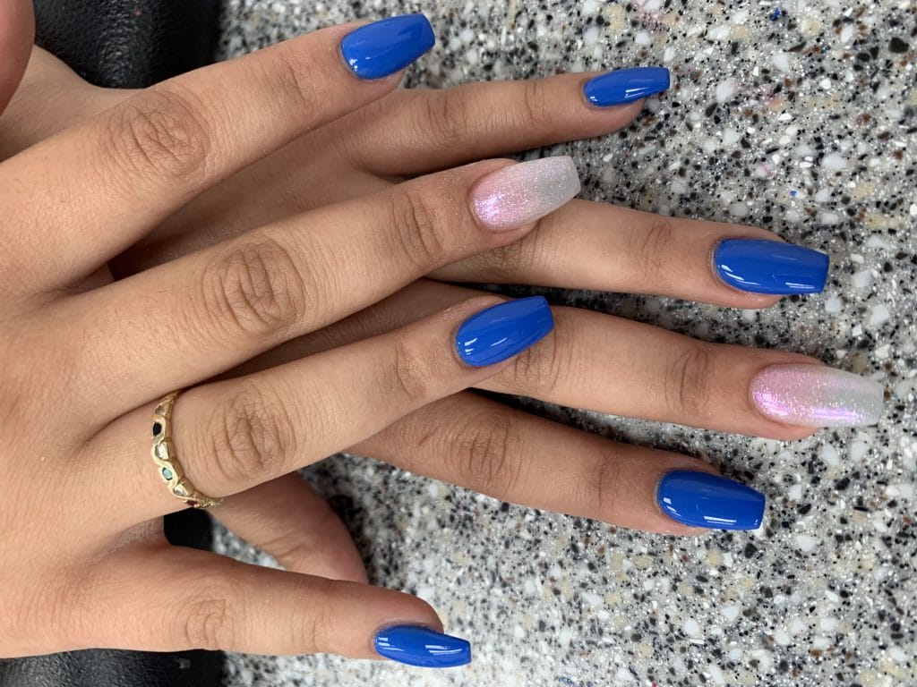 Gelnagels blauw met extra kleur voorbeeld