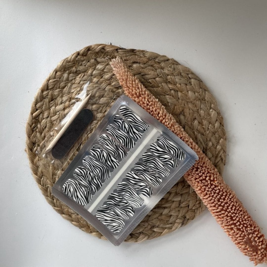 Nailwrapz - wild stripes - nagel wraps - nagelstickers- geen uv lamp nodig - thuis manicure Nailwrapz - wild stripes - nagel wraps - nagelstickers- geen uv lamp nodig - thuis manicure