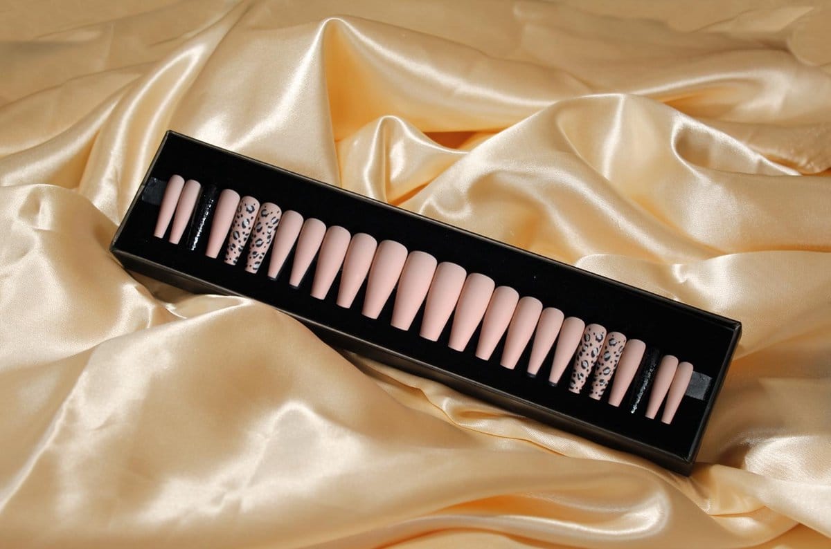 Run the world - nail tabs - press on nails - nep nagels - plak nagels Run the world - nail tabs - press on nails - nep nagels