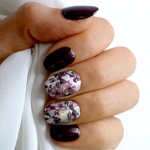 SD Press on Nails - B144 - Plaknagels met nagellijm - XS Almond Kunstnagels - Donkerrood met bloemen - Set 20 Nagels