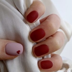 SD Press on Nails - No. 10 Heartbeat - Plaknagels - Gelnagels - 20 stuks - Handgemaakte Nagels - Hartjes - Matte Rood - Nepnagels - Kort Naturel - Nagelstudio - Gellak - Plaknagels met lijm - Nail art - Accessoires - Valentijn - Cadeau voor haar