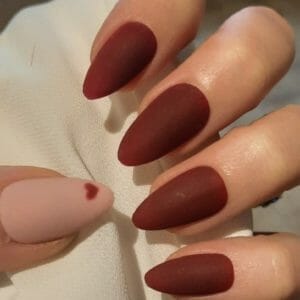 SD Press on Nails - Plaknagels - Gelnagels - 20 stuks - Handgemaakte Nagels No. 10 Heartbeat - Hartjes - Matte Rood - Nepnagels - Kort Stiletto - Nagelstudio - Gellak - Plaknagels met lijm - Nail art - Accessoires - Valentijn - Cadeau voor haar