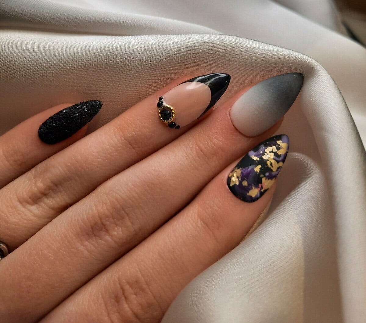 Sd press on nails - plaknagels - gelnagels - handgemaakt - 20 stuks - no. 117 bewitched - zwart -cosplay - gellak - nagellak - medium stiletto nageltips - nepnagels met lijm - kunstnagels - nail art - handmade - valse nagels - nagelvijl - accessoires Sd press on nails - plaknagels - gelnagels - handgemaakt - 20 stuks - no. 117 bewitched - zwart -cosplay - gellak - nagellak - medium stiletto nageltips - nepnagels met lijm - kunstnagels - nail art - handmade - valse nagels - nagelvijl - accessoires